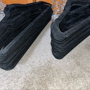 Pack of 60 black velvet hangers
